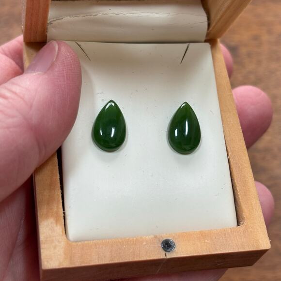 Canadian Jade Pierced Earrings in wooden presentation Box NWOT - Picture 6 of 6
